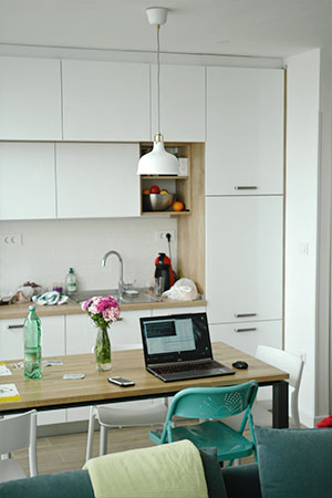 Home Office in der Küche mit Laptop